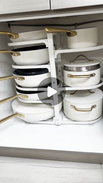 Organizing Videos, Small Kitchen Accessories, Kitchen Cabinet Organization Ideas, Pot And Pans Organization, Small Kitchen Cabinets, Pan Organization, Pan Rack, Kitchen Cupboard Designs, Small Kitchen Organization