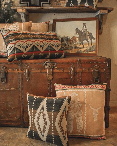 Western Boho Design, Native American Room Decor, Boho Ranch Style Decor, Vintage Western Room, Southwestern Decorating Bedroom, Western Bedroom Ideas Ranch Style Rustic, Vintage Western Home Decor, Southwestern Cabin, Southwestern Interior Design