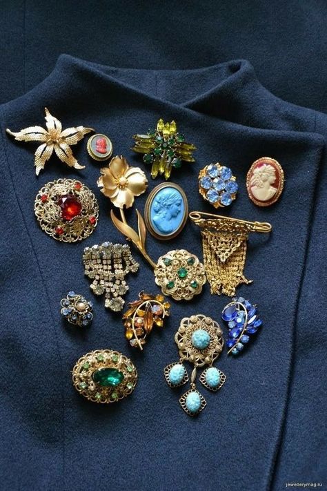 Pins And Brooches, Bijoux Art Nouveau, Jacket Collar, Walmart Jewelry, Antique Brooches, Antique Decor, Tips Tricks, Men's Jewelry, Vintage Jewellery