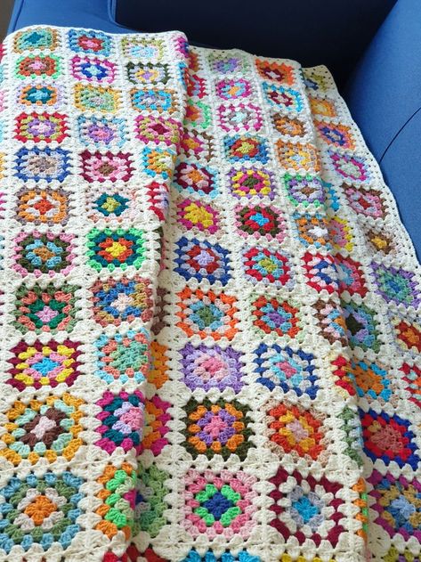 Crochet Baby Blanket Tutorial, Modern Haken, Christmas Crochet Blanket, Crochet Square Blanket, Crochet Blanket Pattern Easy, Crocheted Blanket, Crochet Cushion Cover, Easy Crochet Blanket, Crochet Blanket Designs