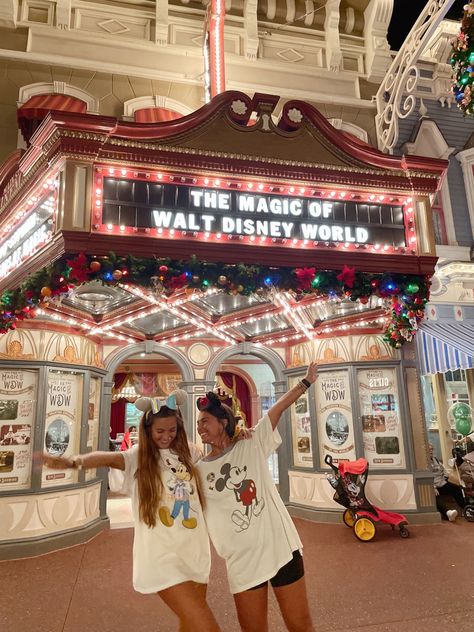 Best Friend Disneyland Outfits, Disney Magic Kingdom Picture Ideas, Disneyland Cute Pictures, Disney With Your Best Friend, Magic Kingdom Photo Ideas Family, Disney Poses Ideas Magic Kingdom, Orlando Florida Instagram Pictures, Celebs At Disney, Disney Photo Ops