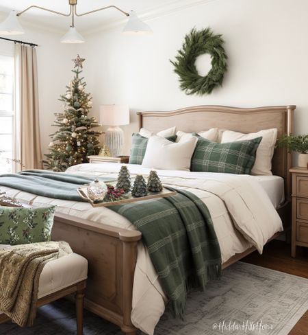 Guest Room Christmas, Christmas Decor Bedroom, Room Christmas Decor, Holiday Bed, Holiday Bedroom, Winter Bedroom, Bathroom Oasis, Holiday Room, Cozy Christmas Decor