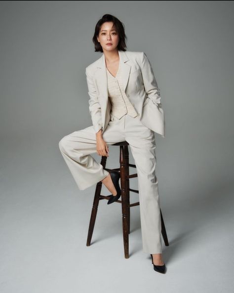 Corporate Headshot Poses, Casual Poses, Business Portraits Woman, Kim Hee Sun, High Fashion Poses, Business Portrait Photography, Headshot Poses, Studio Photography Poses, Family Pic