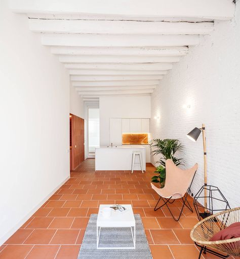 Modern living room of Barcelona apartment with white brick walls and terracotta tile floor - Decoist Courtyards Ideas, Crazy Homes, Terracotta Living Room, Terracotta Tile Floor, Pools Design, Ski Hut, Terracotta Floor Tiles, White Bathrooms, Gorgeous Wallpaper