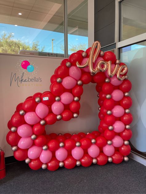 #balloondecoration #balloonheart #giantballoonheart #balloonsdecor #balloons #balloonsdecorationidea #valentinesdecoration #valentinesdecorationidea #balloonbouquet Love Heart Balloons, Valentines Grab And Go Balloon Garland, Heart Balloon Decor, Valentine Balloon Arch Ideas, Valentine's Balloon Decorations, Valentine’s Day Balloon Decor, Valentines Day Decorations Balloons, Valentine Day Balloon Ideas, Valentines Day Balloon Decorations