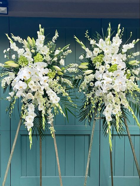 All white elegant funeral standing spray Standing Sprays For Funerals, Easel Spray Sympathy Flowers, Floral Sprays For Funerals, Casket Flowers Arrangements, Real Flower Arrangements, Standing Spray, Sympathy Flower Arrangements, Memorial Flowers Arrangements, Wreaths For Funerals