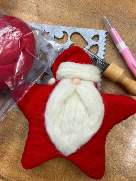 Felted Santa Ornament, Felted Xmas Decorations, Felted Xmas Ornaments, Needle Felted Snowflake, Needle Felting Projects Christmas, Needle Felting Ideas Christmas, Wool Felted Christmas Ornaments, Felted Christmas Ornaments Diy, Needle Felting Christmas Decorations