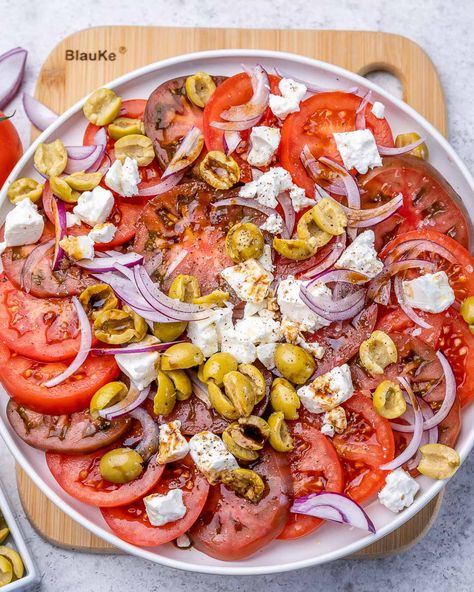 Sliced Garden Tomato Salad Clean Salads, Hydrating Foods, Clean Eating Vegan, Clean Eating Salads, Drinking Enough Water, Sunny Vibes, Clean Eating Challenge, Clean Food Crush, Food Crush