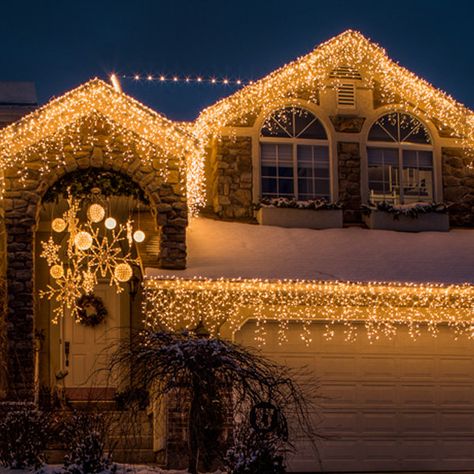 Icicle Lights Outdoor, Exterior Christmas Lights, Christmas Lights Wallpaper, Icicle Christmas Lights, Christmas Lights Outside, Lights Aesthetic, Magical Light, Outside Christmas Decorations, Christmas House Lights