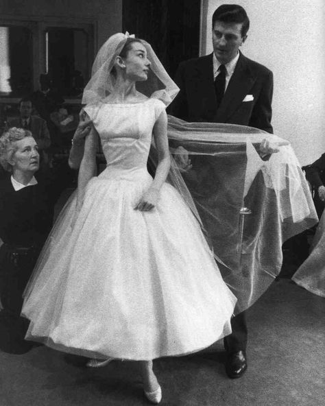 "Funny Face" Wedding Dress Audrey Hepburn was rocking her Givenchy dress way before Bey, as Jo Stockton in this 1957 movie. The super-chic, tea-length wedding gown has become one of the most iconic in the history of film. Funny Face Wedding Dress, Audrey Hepburn Wedding Dress, Audrey Hepburn Wedding, Audrey Hepburn Funny Face, Audrey Hepburn Outfit, Audrey Hepburn Pictures, Movie Wedding Dresses, Audrey Hepburn Dress, Sofia Loren