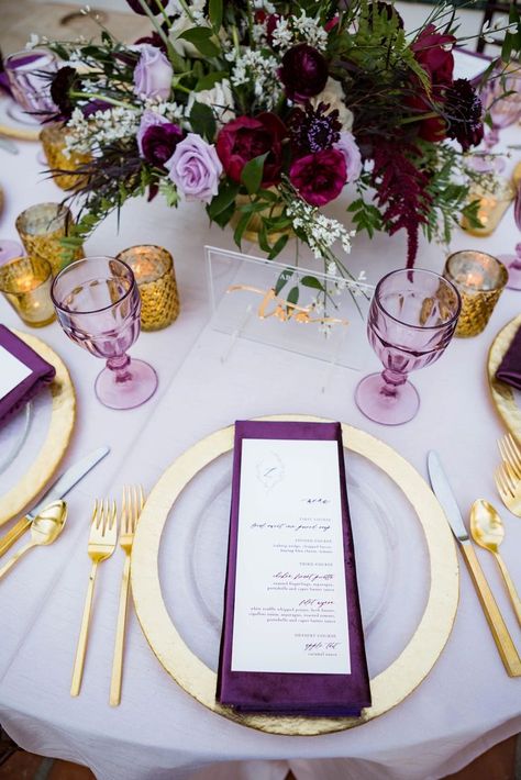 Purple And Gold Dinner Party, Lavender And Red Wedding, Lavender Gold Wedding, Purple And Red Wedding, Red Purple Wedding, Purple Table Settings, Purple Decorations, Wedding Schemes, Deco Violet