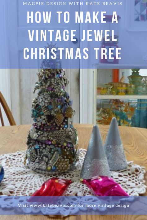 Jewel Christmas Tree, Jewelry Tree Craft, Jewelry Tree Diy, Jewel Christmas, Christmas Gift Inspiration, Jeweled Christmas Trees, Vintage Christmas Crafts, Jeweled Christmas, How To Make Christmas Tree