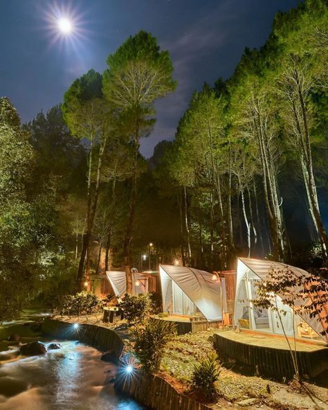 Here are the 10 most (ultra)luxurious glamping sites in the world that should be on your bucket list (if you have deep pockets). Resort Design Plan, Riverside Resort, Building Design Plan, Floating Architecture, Desert Resort, Glamping Resorts, Camping Resort, Eco Hotel, Luxury Glamping