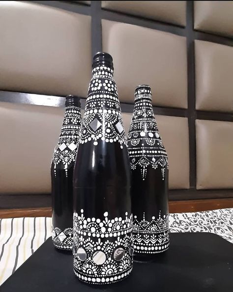 BottleArtLover on Instagram: “Wow, love these black and white dot painted bottles by @_beyond_waste To get feature in our bottle art page please follow…” Beer Bottle Art, Bottle Art Projects, Painted Mirror Art, Painted Bottles, Hand Painted Bottles, Glass Painting Designs, Glass Bottle Diy, Diy Glass Bottle Crafts, Wine Bottle Art