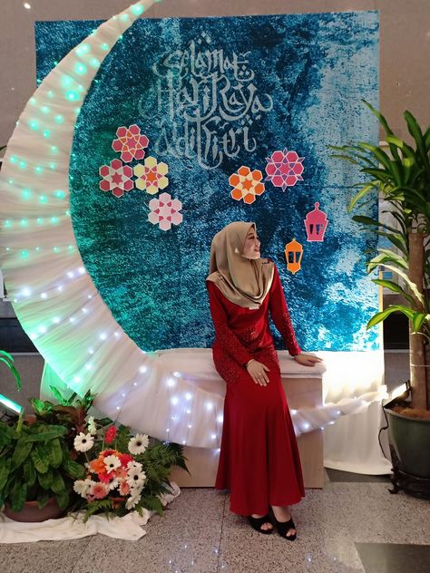 Deco Raya Aidilfitri Office, Eid Photobooth, Hari Raya Decoration Ideas Diy, Hari Raya Photobooth, Ramadhan Design Ramadan Decorations, Hari Raya Decoration Ideas, Ramadan Photo Booth, Raya Backdrop, Eid Backdrop