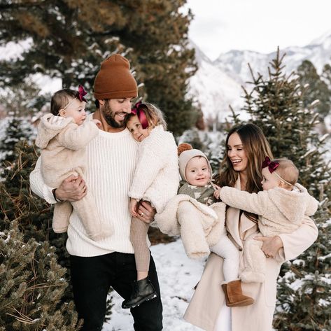 We traded the snow in for sand & sun & have been loving it 🖤 It wouldn’t be family pictures with out Gemma crying, Wren trying to poke… | Instagram Family Pictures Winter Outfits, Snow Family Pictures, Winter Family Photos Outfits, Winter Snow Pictures, Winter Family Photoshoot, Outdoor Family Pictures, Family Christmas Pictures Outfits, Winter Family Photography, Christmas Tree Farm Photos