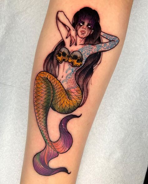 Neotraditional Mermaid Tattoo Design, Mermaid With Skull Tattoo, Demon Mermaid Tattoo, Neo Trad Mermaid Tattoo, Mermaid Back Piece Tattoo, Siren Pinup Tattoo, Mermaid Holding Skull Tattoo, Mermaid Tattoo Neotraditional, Creepy Siren Tattoo