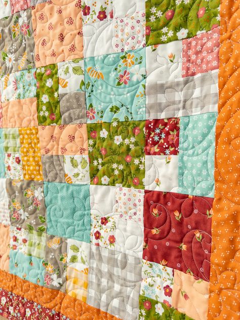 Free Charm Pack Quilt Pattern: Cottage Charm Quilt - Quilted Lullabies Charm Pack Baby Quilt, Charm Pack Patterns, Beginner Quilting Projects, Charm Pack Quilt Patterns, Free Quilt Tutorials, Charm Square Quilt, Charm Pack Quilt, Charm Pack Quilts, Bright Quilts