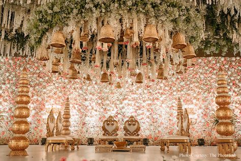 Best Mandap Decoration, Contemporary Indian Wedding Decor, Dreamy Reception Decor, Mandap Decor For Night Wedding, Mandap Decor Indian Night, Simple South Indian Wedding Mandap Decor, Indian Wedding Chori Decoration, Engagement Venue Indian, Royal Indian Wedding Decor Mandap