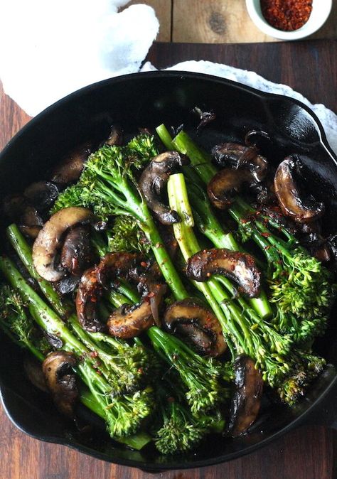 Roasted Broccolini with Mushrooms in Balsamic Sauce Broccoli And Mushrooms, Balsamic Sauce, Roasted Broccolini, Easy Asian Recipes, Diet Vegetarian, Vegetarian Meals, Veggie Dishes, Vegetable Side Dishes, Vegetable Dishes