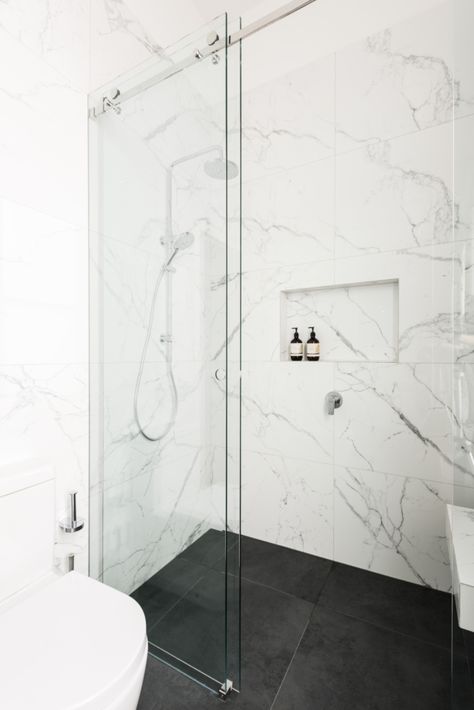 Design Interior Baie, Bilik Air, Small Bathroom Renovations, Small Toilet, Decor Baie, Bad Design, Marble Bathroom, Shower Design, Clever Design