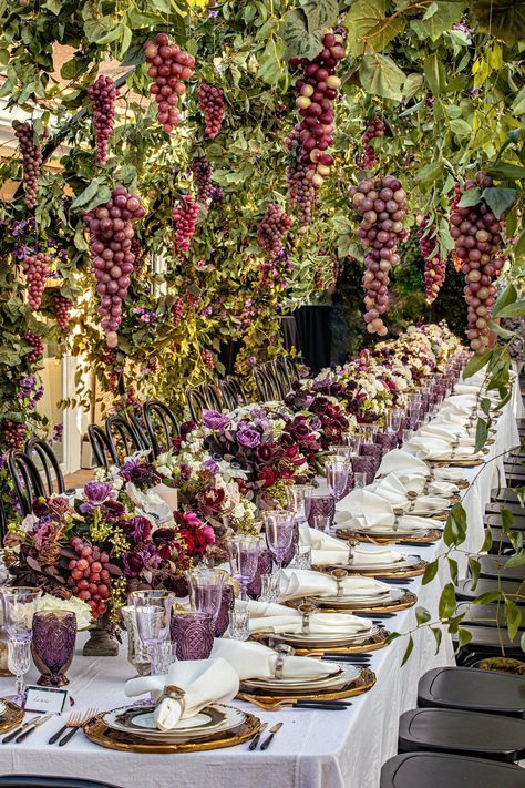 Grape Wedding Theme, Mallorca Tile, Grape Vine Decor, Italian Party Decorations, Color Uva, Garden Birthday Party, Decoration Buffet, Grape Decor, Themed Garden