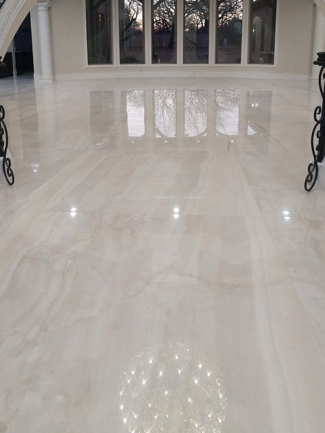 Luxury Tile Floor, Living Room Floor Tiles, Floor Tub, Grey Bath, Marble Flooring Design, Tile Floor Living Room, White Marble Floor, Modern Flooring, Living Room Tiles