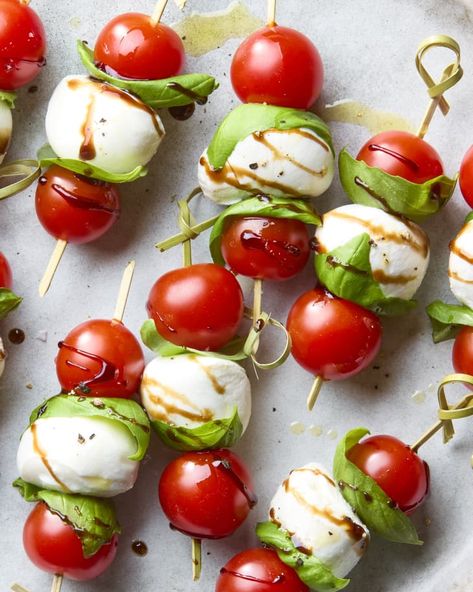 Light Bites For Party, Mini Caprese Skewers, Caprese Appetizer Bites, Tomato And Mozzarella Appetizer, Skewer Snacks, Caprese Skewers Appetizers, Caprese Cups, Skewers Appetizers, Summer Apps