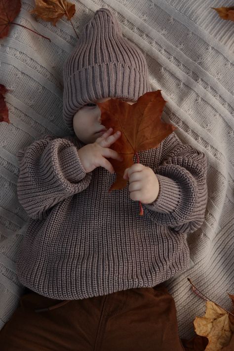 Fall Photo Ideas For Toddlers, Fall Photo Ideas For Babies, Fall Family Baby Photos, Fall Indoor Photoshoot, Baby In Basket Pictures, Baby Autumn Photography, Fall Pictures Baby, Autumn Shooting Photo Ideas, Fall Baby Picture Ideas