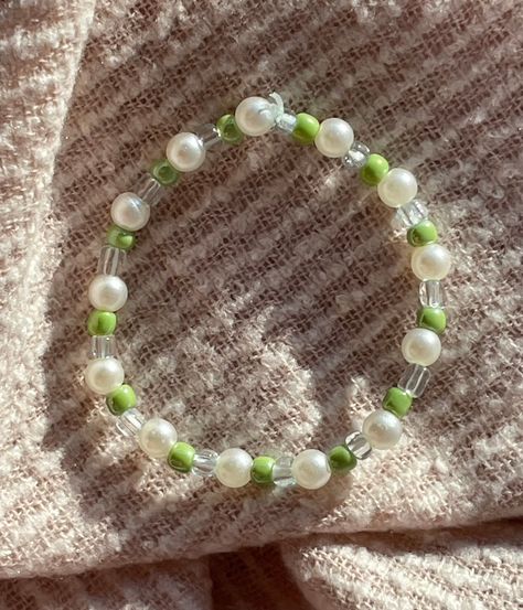 How to Make Stunning Bracelets with Beads: Easy Tutorials Cute Green Bracelet, Cute Bracelet Ideas Diy, Green Bracelet Beads, Green Bracelet Ideas, Bracelet Ideas Seed Beads, Paper Flower Crafts For Kids, Pearl Bracelet Ideas, Flower Crafts For Kids, Seed Bracelets