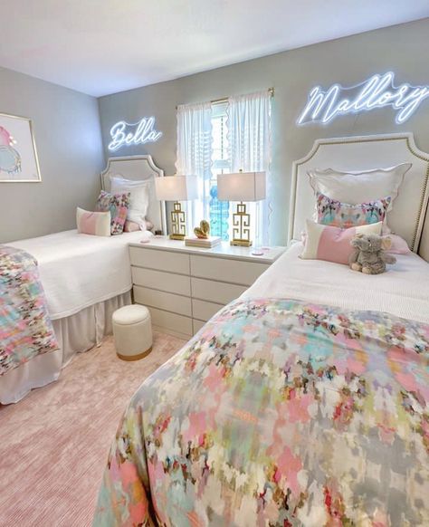 Dorm Room Pastel Colors, Auburn Quad Dorm, Dorm Vision Board, Pastel Dorm Decor, Sec Dorm Rooms, Dorm Room Ideas Ole Miss, Colorful Dorm Ideas, Room Inspo Dorm, Dorm Room Inspiration Minimalist