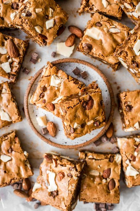 Chewy Brown Butter Blondies ... are really as delicious as they sound. Soft and chewy with a beautiful caramel, nutty undertone. It’ll be hard to stop at one! Chewy Blondies Recipe, Chewy Blondies, Brown Butter Blondies, Sound Soft, Caramel Blondie, White Chocolate Blondies, Blondies Recipe, Kinds Of Cookies, Recipes Sweet