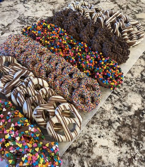 Chocolate Dipped Pretzels Cake Recipes Oreo, Heath Candy Bar, Recipes Oreo, Heath Candy, Chocolate Cake Recipes, Chocolate Dipped Treats, Dipped Pretzels, Cheesecake Oreo, Chocolate Covered Pretzel Rods