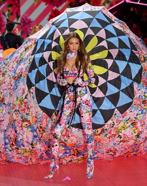 Gigi Hadid Gigi Hadid Victoria Secret, Gigi Hadid Walk, Victoria Secret Fashion Show 2018, Model Mannequin, Victoria Secret Runway, Vs Fashion Shows, Victoria's Secret Fashion Show, Victorias Secret Models, Victoria Secret Fashion