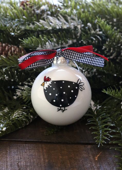 Glass Ball Ornament Crafts, Painted Chicken Ornaments, Glass Painted Ornaments, Painted Christmas Ornament Ideas, Chicken Ornaments Diy, Christmas Chicken Art, Farm Christmas Ornaments, Diy Christmas Ornaments To Sell, Chicken Christmas Ornaments