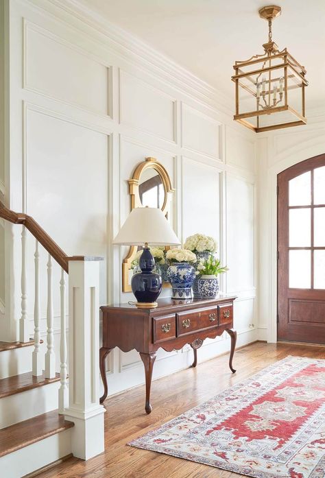 Entryway tables can function as extra storage and a stylish surface to display lamps, photos and fun décor items, but don’t forget to soften the design with a vintage rug. Image: Michael Blevins Photography Traditional Apartment Decor Small Spaces, Monogram House Decor, Grandmalinial Decor, Entryway Lamps Foyer Tables, Classic Southern Home Decor, Colonial Entryway, Panelling Walls, Traditional Entryway Ideas, Entryway Table Styling