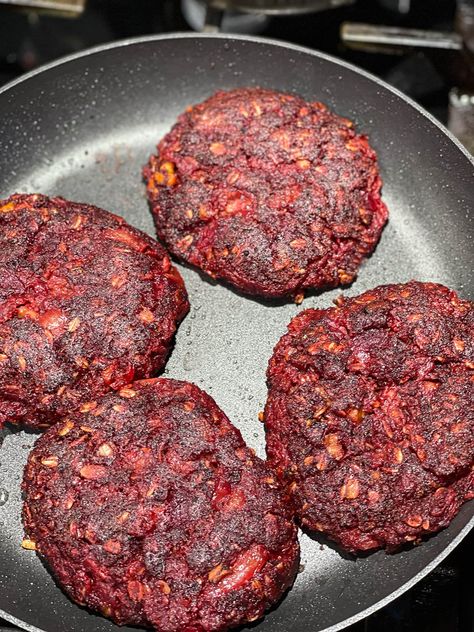 Beet Burger Recipe, Beet Burgers, Vegan Bean Burger, Vegan Blt Sandwich, Beet Burger, Bean Burgers, Vegan Burger, Vegan Burgers, Veggie Burger