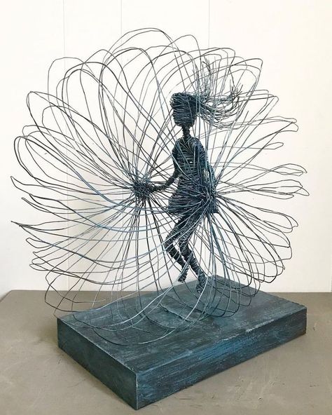 Steel Wire Art, Metal Wire Sculpture, Line Sculpture, 3d Pen Art, Futurism Art, Copper Wire Art, Art Assignments, Wire Art Sculpture, Wire Sculptures