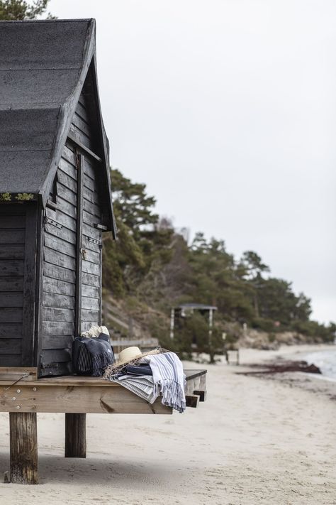 Scandinavian Coastal, Farmhouse Beach, Beach Fire, Happy Weekend Quotes, Weekend Quotes, Seaside Living, Eat Slowly, Red Cottage, Cottage By The Sea