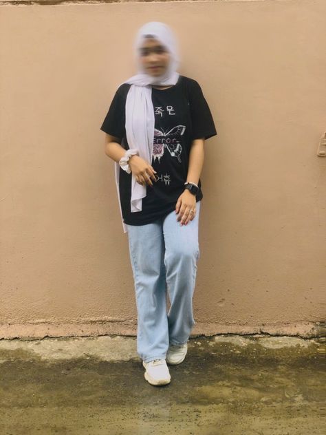 Wide leg denim with oversized tshirt outfit idea Oversized Tshirt Outfit Jeans, Oversized Tshirt Outfit, Wide Leg Jeans Outfit, Hijabi Outfit, Tshirt Outfit, Hijabi Outfits, Tshirt Outfits, Wide Leg Denim, Outfit Idea