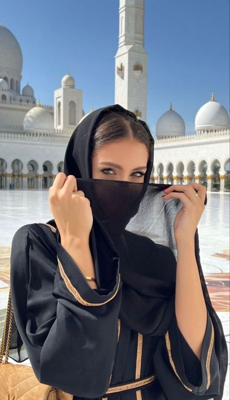 Dubai Dubai Fashion Women, Dubai Picture Ideas, Dubai Outfits Ideas, Dubai Photoshoot, Dubai Outfit, Desert Outfit, Sheikh Zayed Mosque, Zayed Mosque, Dubai Women