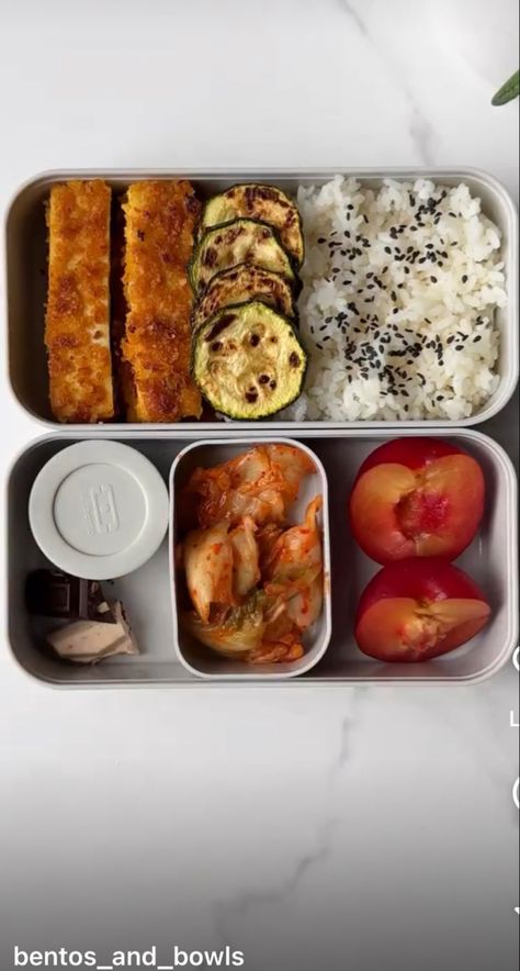 "Easy and delicious lunch for work. - Tofu - White Rice with sesame seeds - Courgette - Sweet Plum - Kimchi - Sriracha Mayo - White and dark chocolate Hoy para mi almuerzo empacaré: - Tofu - Arroz blanco con semillas de ajonjolí - Calabacín - Ciruela dulce - Mayonesa con sriracha - Chocolate blanco y oscuro #lunchbox #lunchideas #bento #bentopower #lunchbreak #healthylunch #healthyfood #healthylunchideas #vidasaludable #almuerzoparallevar #homemadefood #madewithlove #almuerzofacil # Lunch For Work, Sriracha Mayo, Delicious Lunch, Bento Boxes, Yummy Lunches, White Rice, Sriracha, Sesame Seeds, Bento Box