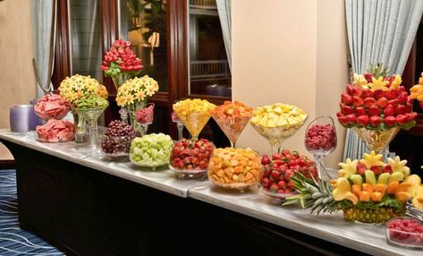 Fruit Tables, Unique Wedding Food, Dolci Finger Food, Wedding Food Table, Wedding Food Display, Fruit Buffet, Wedding Buffet Food, Stool Table, Elegant Food