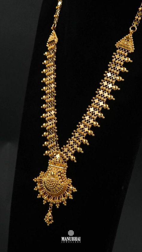 Pretty Gold Necklaces, Indian Gold Necklace Designs, Unique Gold Jewelry Designs, Delicate Gold Jewelry, Bridal Necklace Designs, Gold Jewels Design, Neck Pieces Jewelry, Gold Bangles For Women, New Gold Jewellery Designs