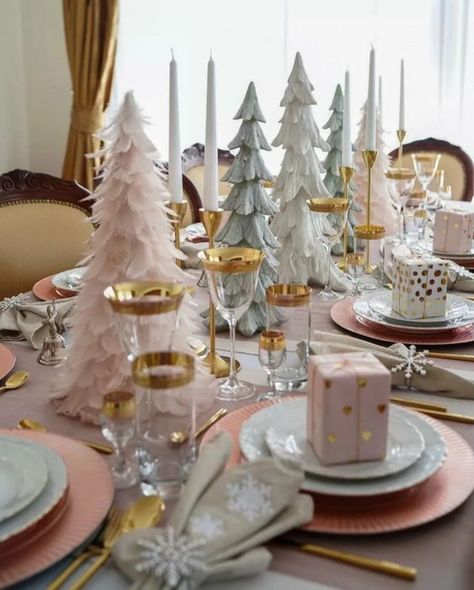 Pink Christmas Table Setting, Pink Christmas Table, Christmas Decor Trends, Silver Christmas Decorations, Rose Gold Christmas, Glam Christmas, Christmas Tablescape, Pink Christmas Decorations, Christmas Interiors