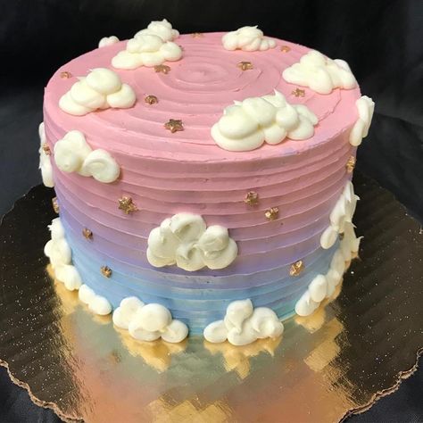 Sky Themed Cake Sky Theme Party Decoration, Cloud 9 Party Food, Sky Birthday Party, Cloud Nine Birthday Party Ideas, Cloudbabies Birthday Party Theme, Cloud Party Food, Sky Themed Birthday Party, Cloud 9 Cake Ideas, On Cloud 9 Cake Ideas