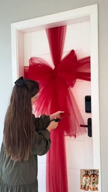 Cute Christmas Outdoor Decor, Simple Christmas Decor For Office, Christmas House Warming Party Ideas, Easy Apartment Christmas Decor, Door Wrapping Christmas, Inexpensive Ways To Decorate For Christmas, Christmas Ideas For Apartments, Christmas Decor Ideas College Apartment, Wrap Door Like Present