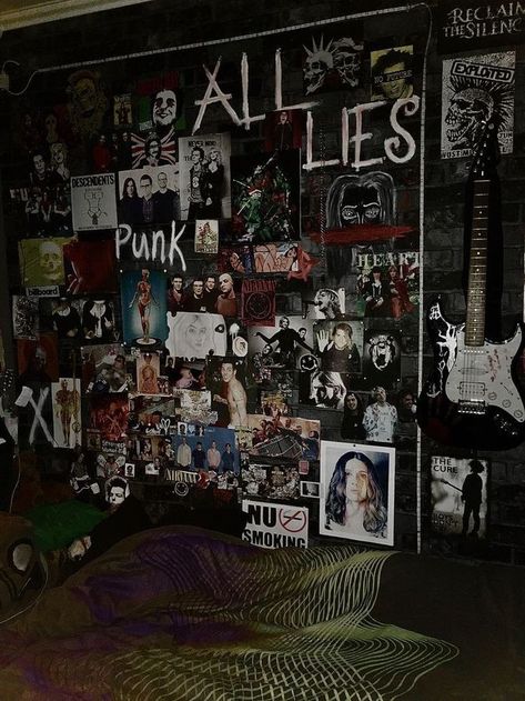 Room Ideas Metalhead, Rock Room Ideas 90s, Emo Room Design, Emo Room Inspiration, Gothic Grunge Room, Punk Bedroom Aesthetic Edgy, Heavy Metal Room Aesthetic, Grunge Punk Room Aesthetic, Rock Band Room Aesthetic