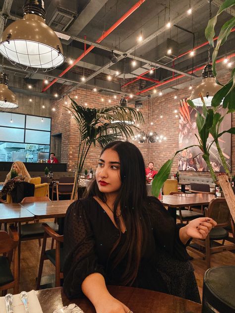 Poses In Restaurant For Women, Photo In Cafe Ideas, Restaurant Poses, Restaurant Date, Artistic Fashion Photography, Group Picture Poses, Cafe Pictures, Restaurant Pictures, Self Photography