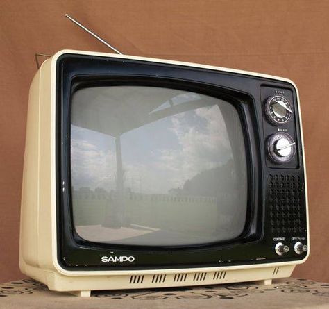 1970's small tv Portable Tv, Tv Vintage, White Tv, Vintage Television, Television Set, Tv Set, Tv Sets, First Tv, Vintage Tv